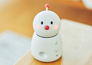 BOCCO emo (ボッコエモ)：ChatGPTを活用した会話機能搭載ロボット