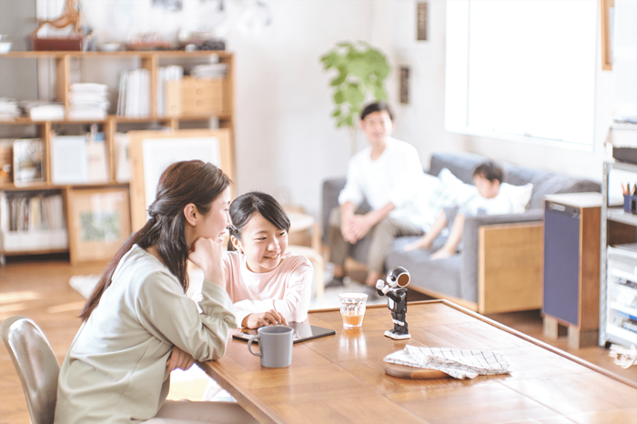 RoBoHoN（ロボホン）：ChatGPTを活用しており、おしゃべりがとても上手！歌って踊ることも大好き